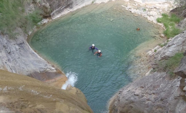  deux hommes dans une mare d'eau 